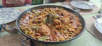 Paella Valenciana - Traditionelles Reisgericht aus Spanien